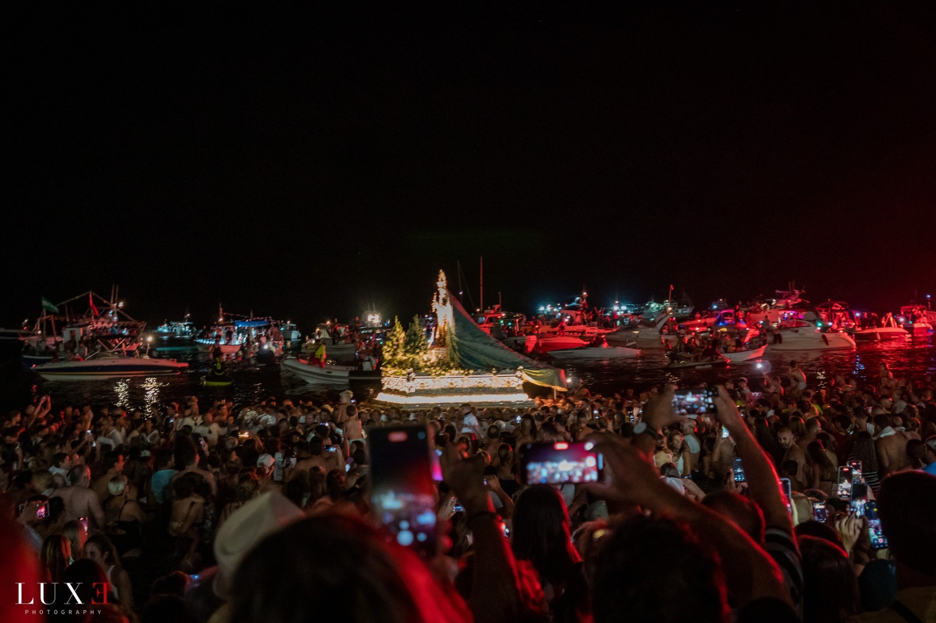 La Virgen del Carmen mecida sobre el mar de Los Boliches durante la procesión marítima nocturna